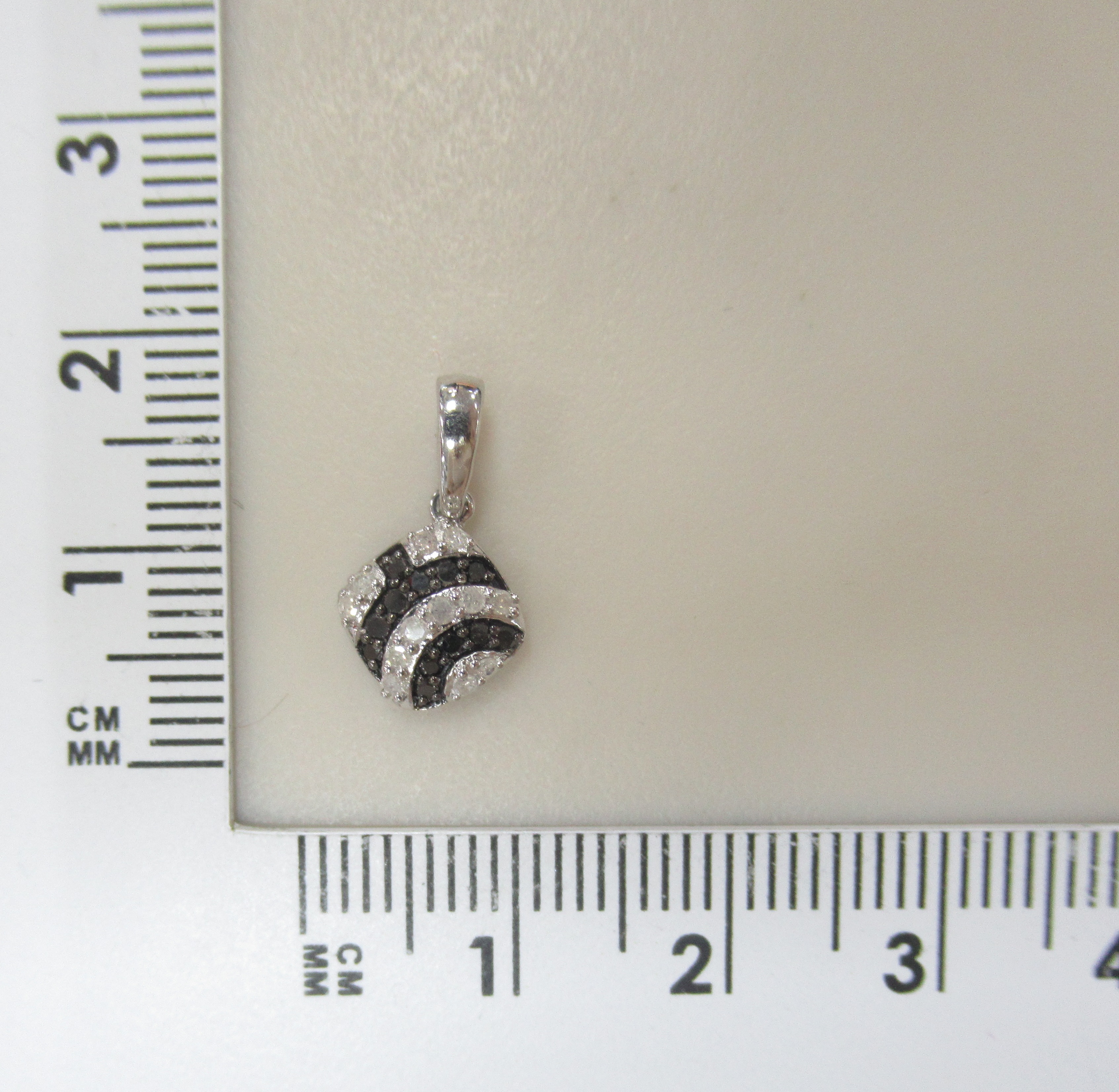 Серебряная подвеска с бриллиантами